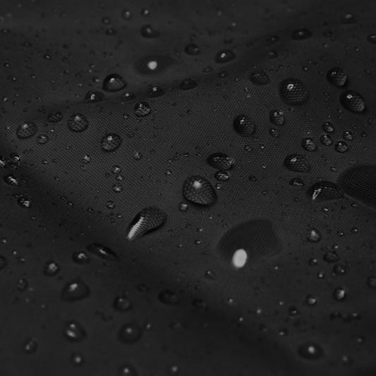 Detalle de tejido impermeable KÖNE – gotas de agua sobre la superficie