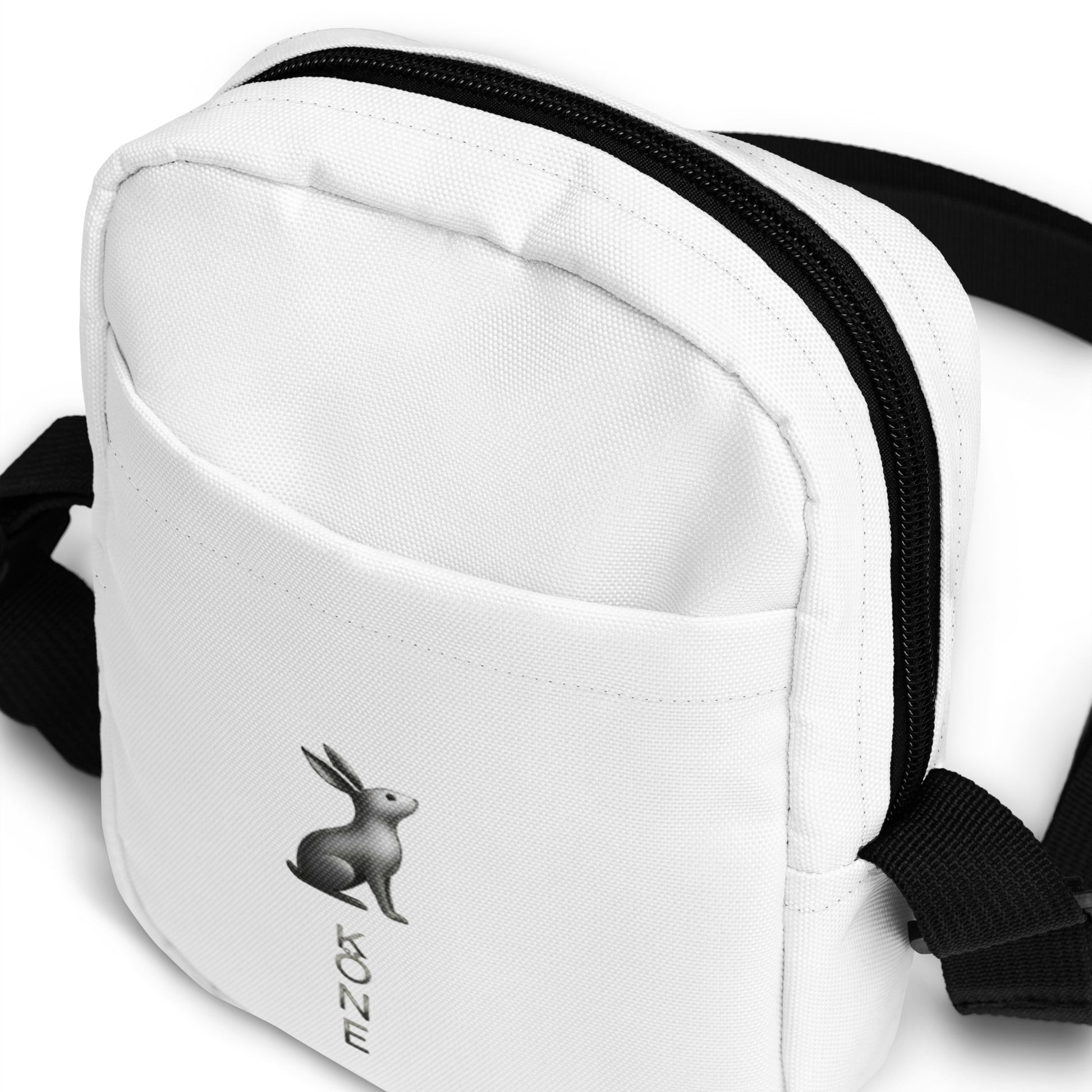 Detalle lateral de la bandolera KÖNE blanca mostrando costuras y estructura reforzada.