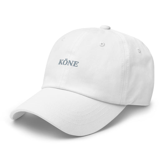 Gorra blanca KÖNE unisex con logo bordado en el frente.