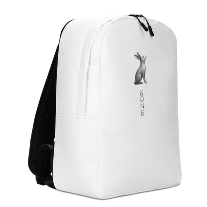 Mochila KÖNE blanca, vista lateral mostrando estructura reforzada y espalda acolchada negra.