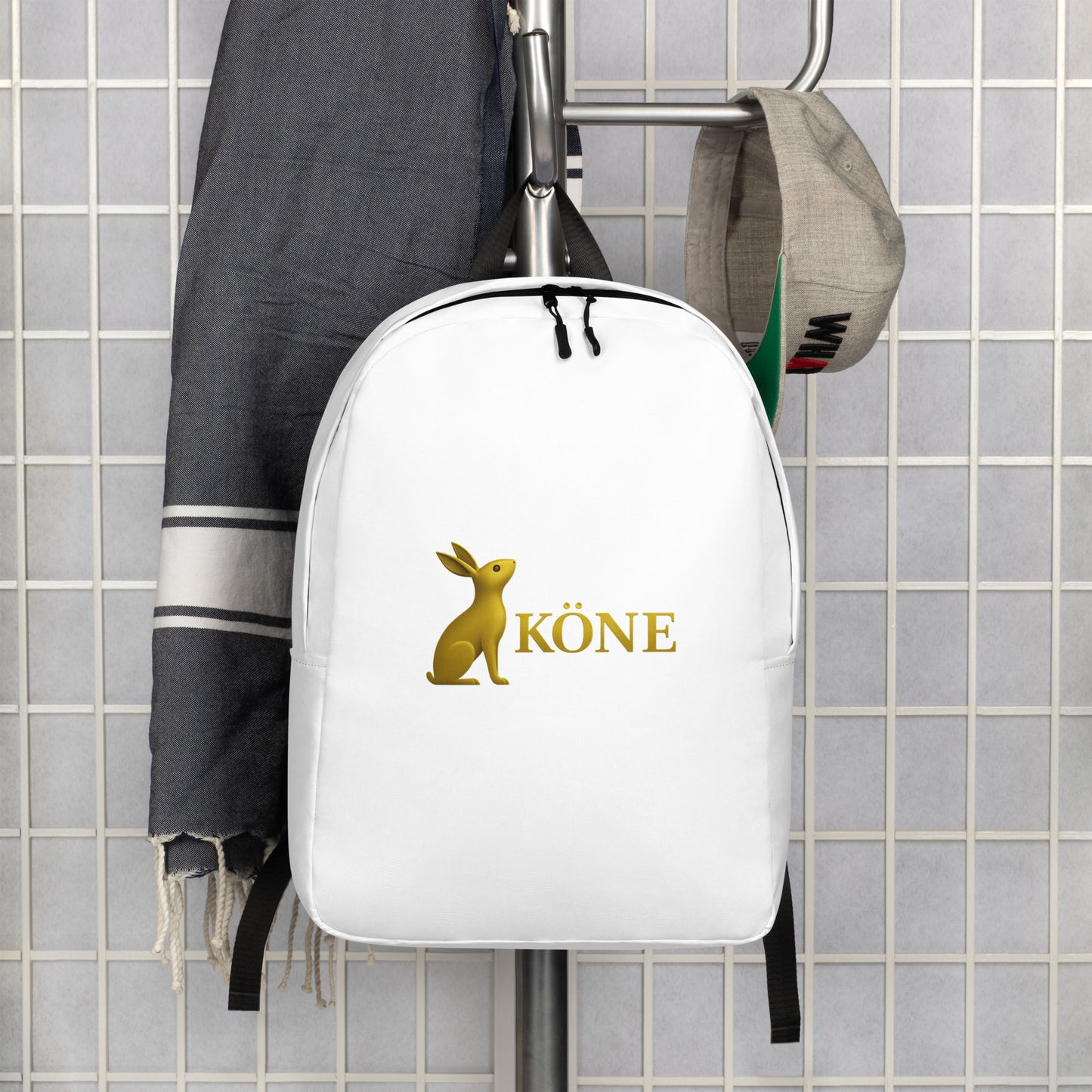 KÖNE Mochila minimalista all over blanca con diseño urbano funcional