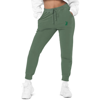 Vista frontal del pantalón KÖNE verde lavado con corte jogger y puños acanalados.