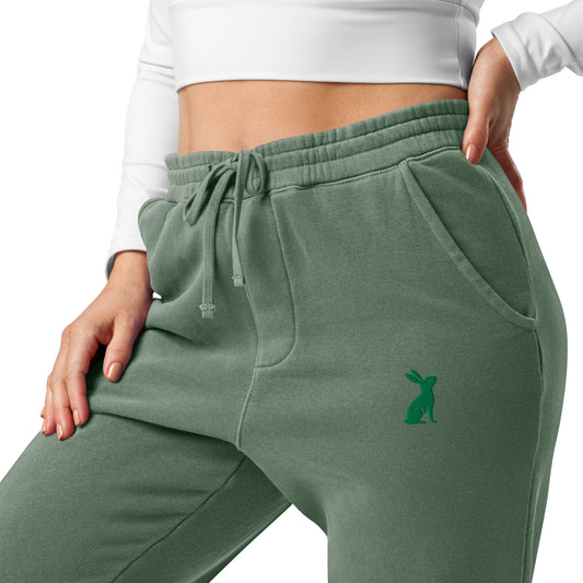 Pantalón KÖNE verde lavado, detalle del logo bordado y cinturilla elástica con cordones planos.