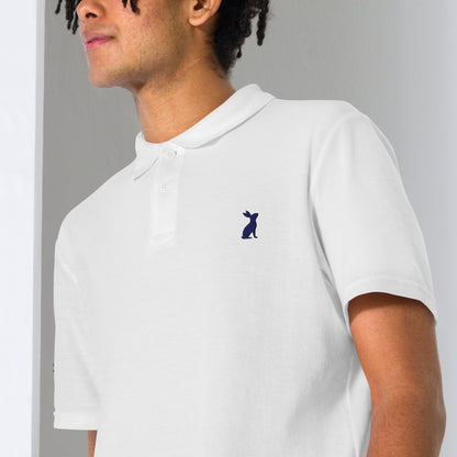 Hombre con polo KÖNE blanco y pantalón claro, look casual elegante.