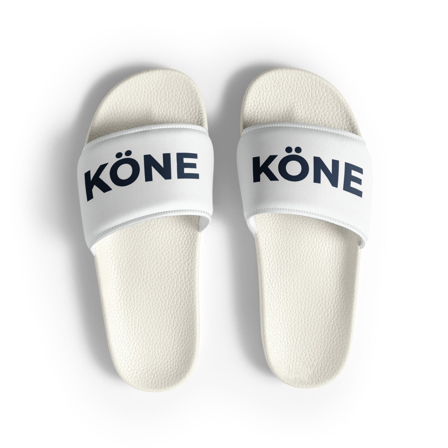 Sandalias KÖNE blancas con logo negro vistas desde arriba, diseño minimalista y suela texturizada.