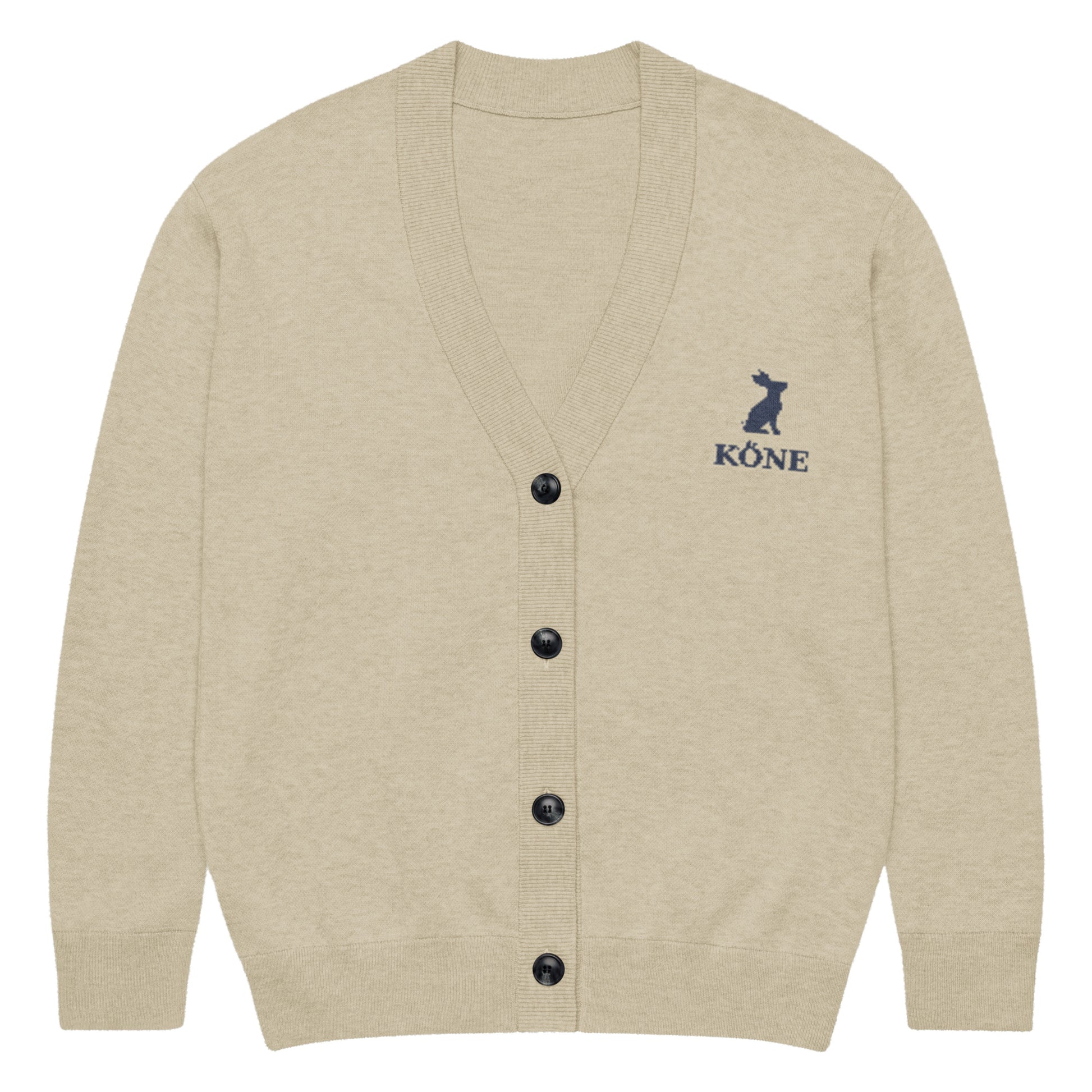 Cárdigan KÖNE beige abierto con botones, logo azul bordado y textura de punto fino.
