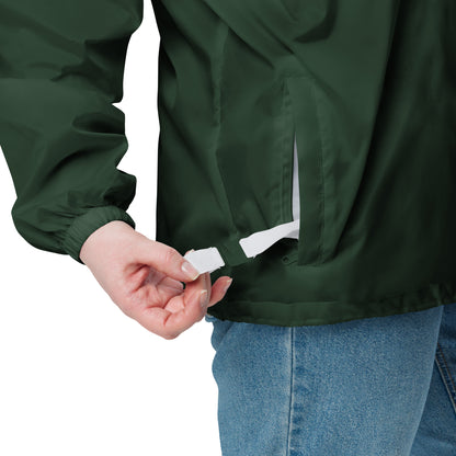 Detalle del cordón ajustable del cortavientos KÖNE para un ajuste cómodo.