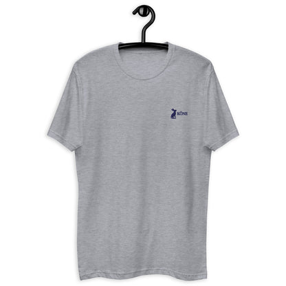 Camiseta KÖNE colgada, vista completa