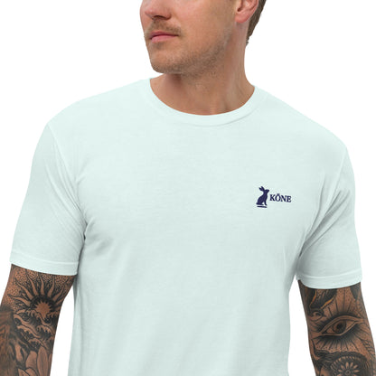 Detalle frontal de camiseta KÖNE 100% algodón con logo en el pecho
