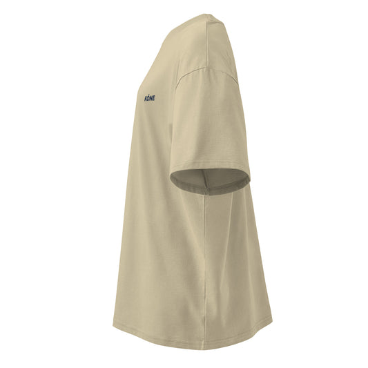 Lateral de camiseta KÖNE orgánica con cuello alto y hombros caídos