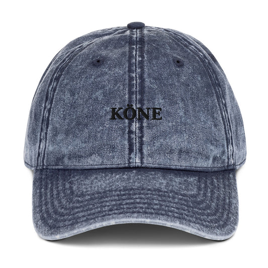 Gorra KÖNE vintage granate con logo bordado en el frontal, diseño dad cap lavado