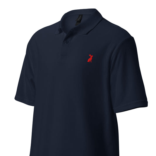 Polo KÖNE azul marino con logo rojo bordado en el pecho
