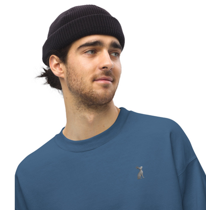 Modelo con sudadera KÖNE Essentials en interior cálido y natural