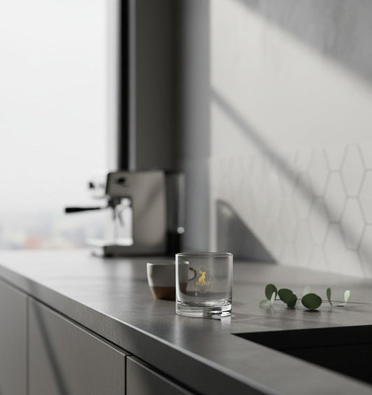 Vaso KÖNE de cristal sobre encimera con luz natural y fondo blanco