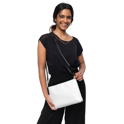 Modelo con bolso con correa KÖNE en piel sintética blanca sobre fondo blanco, estilo contemporáneo y funcional.