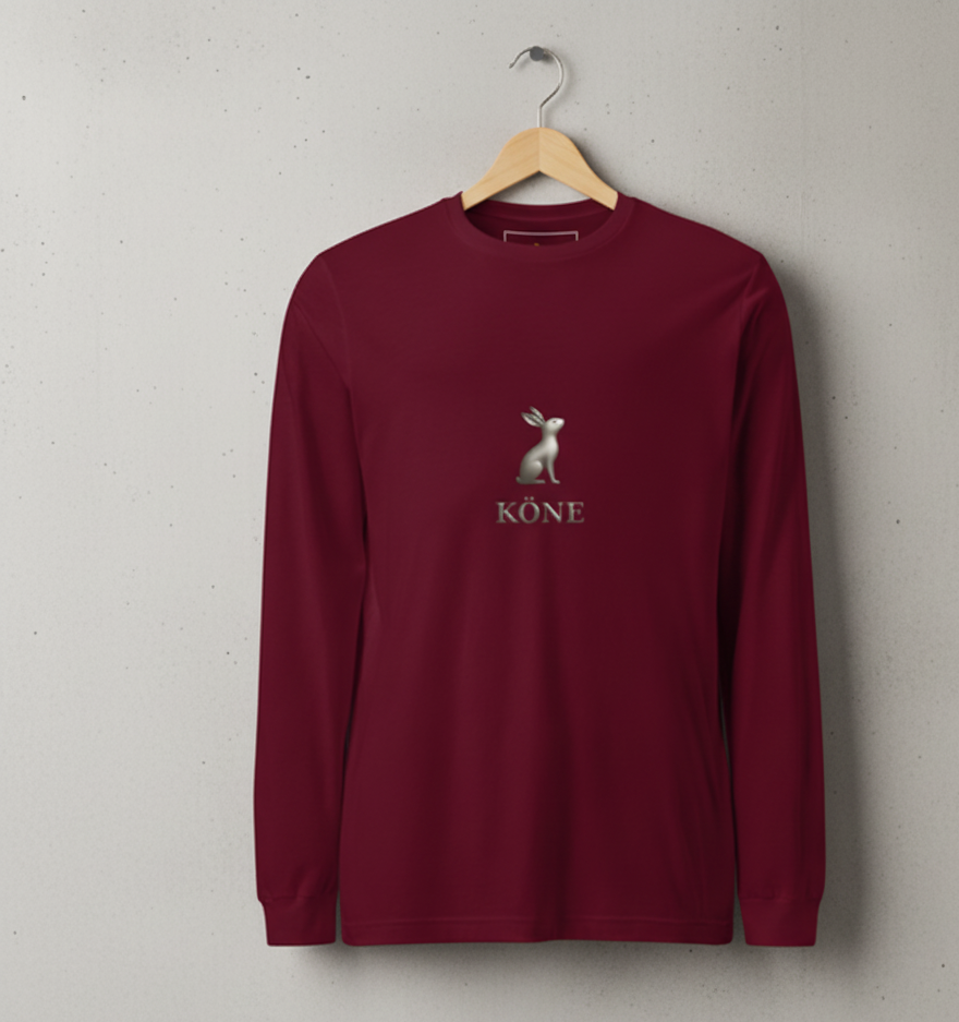 Camiseta KÖNE unisex color burdeo con logo metálico 