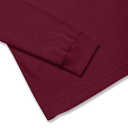 Detalle de la camiseta con logo bordado metálico KÖNE – algodón de alta calidad