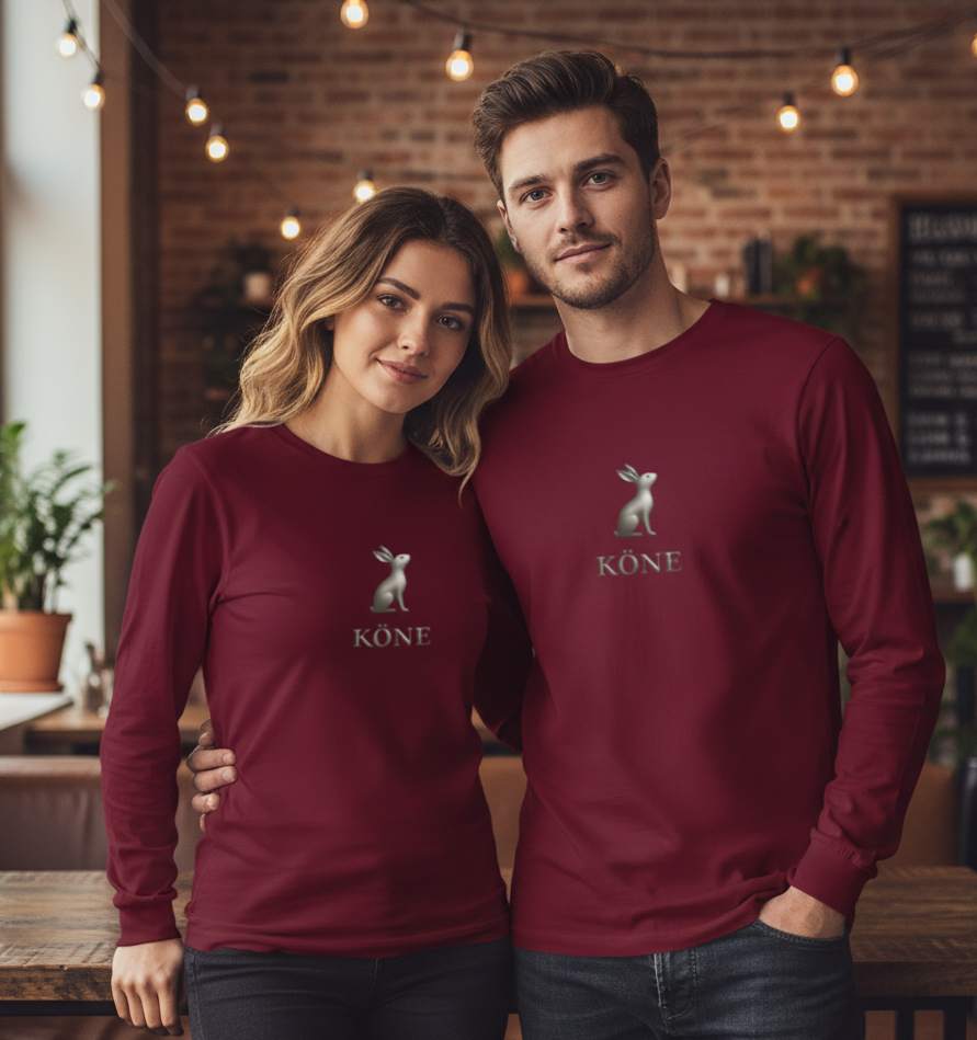 Pareja con camiseta unisex KÖNE burdeos – algodón peinado premium