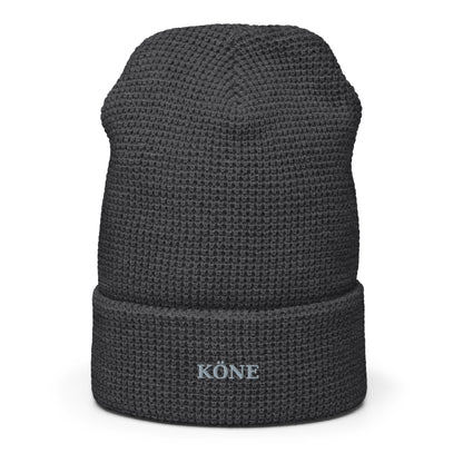 Gorro KÖNE color Heather Charcoal con logo bordado, estilo urbano minimalista.