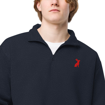Modelo con suéter azul marino KÖNE – diseño clásico con logo bordado rojo