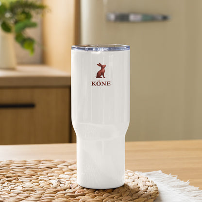 Tumbler blanco KÖNE con logo rojo en un entorno cálido y minimalista, ideal para uso diario.