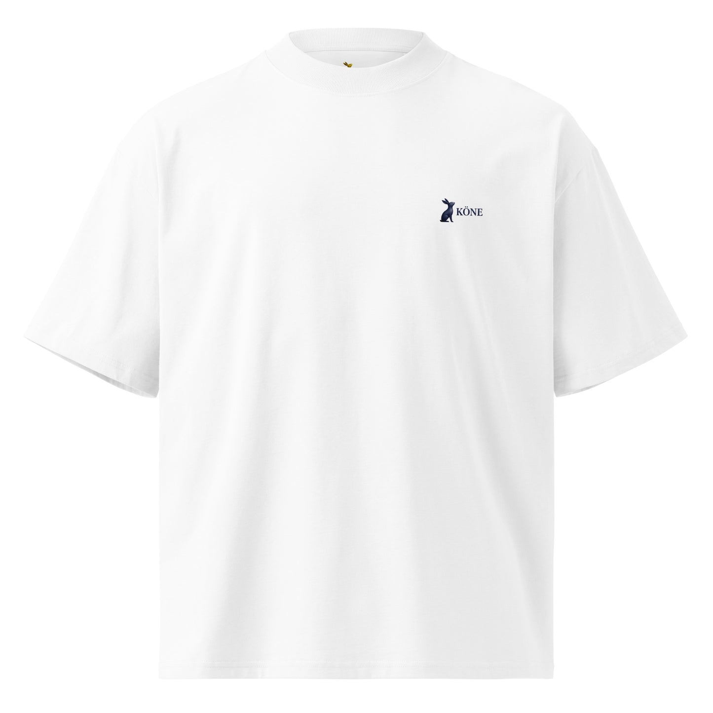 Detalle lateral de camiseta oversize KÖNE de algodón orgánico con cuello alto estructurado

