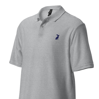 Polo KÖNE azul marino de piqué con logo rojo bordado, vista frontal sobre fondo neutro